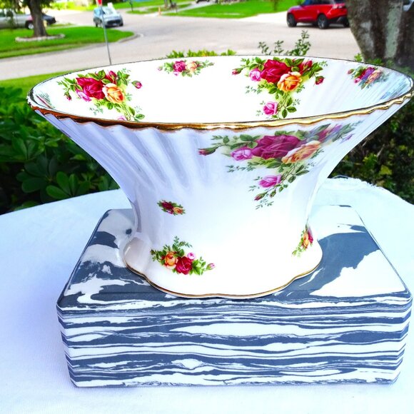 Royal Albert Old Country Rose Fluted Bowl 9 5/8" x 5" 1962 Discontinued - Picture 1 of 7
